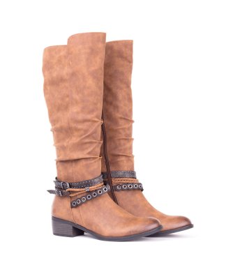 Beyaz arka planda izole kadın yüksek deri çizmesi