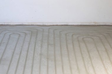 Beton zemindeki su ısıtma boruları.