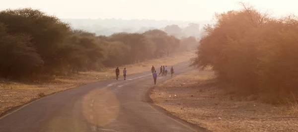 Gente Caminando Lado Carretera Namibia —  Fotos de Stock