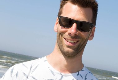 Hollandalı adam bir plajda