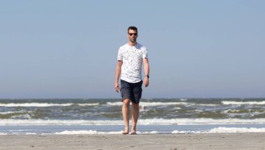 Hollandalı adam bir plajda