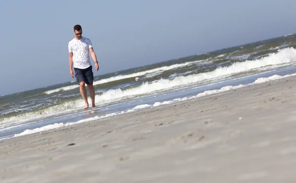 Uomo olandese su una spiaggia — Foto Stock