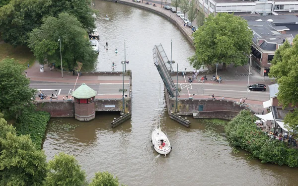 Leeuwarden, Pays-Bas, 10 juin 2018 : Pont ouvert dans le — Photo