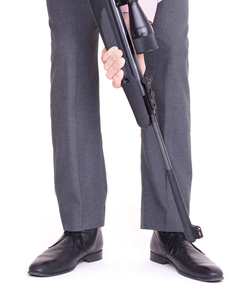 Geschäftsmann schießt sich mit Gewehr in den Fuß — Stockfoto
