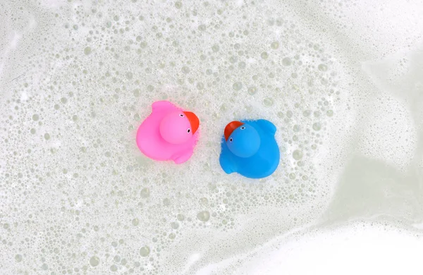 Canard rose et bleu dans une baignoire — Photo