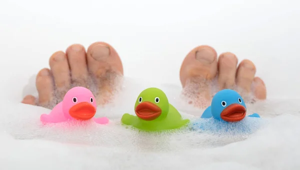 Férfi láb egy fürdőkádban, szelektív összpontosít lábujjak — Stock Fotó