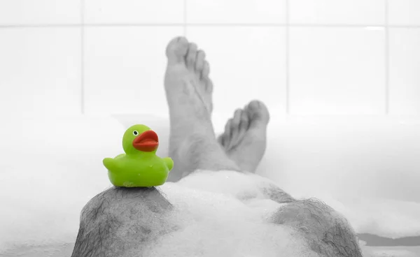 Los pies de los hombres en una bañera, enfoque selectivo en los dedos de los pies — Foto de Stock