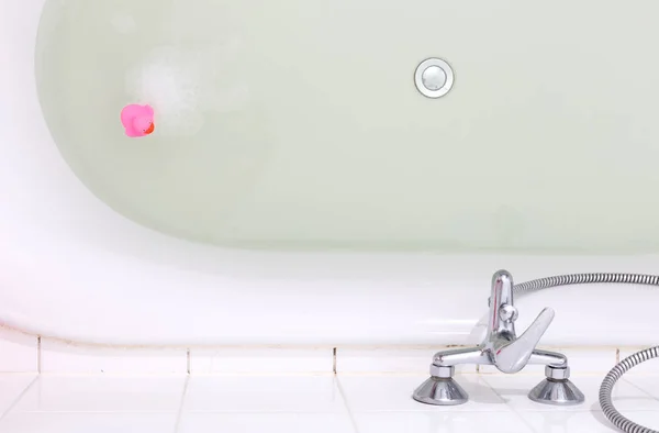 Pato rosa en una bañera — Foto de Stock