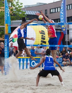 Leeuwarden, Hollanda - 10 Haziran 2018 'de Hollanda' nın Leeuwarden kentinde oynanan Hollanda Beachvolley Ligi maçında