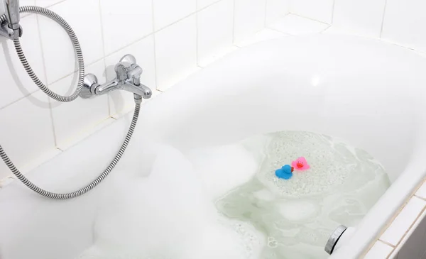 Pato Rosa Azul Una Bañera Rodeado Jabón — Foto de Stock