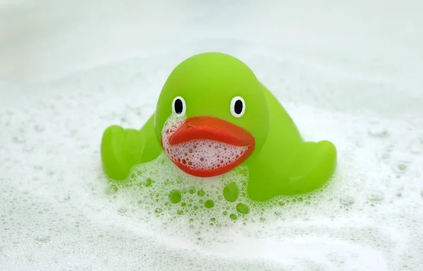 Pato Verde Una Bañera Rodeado Jabón — Foto de Stock