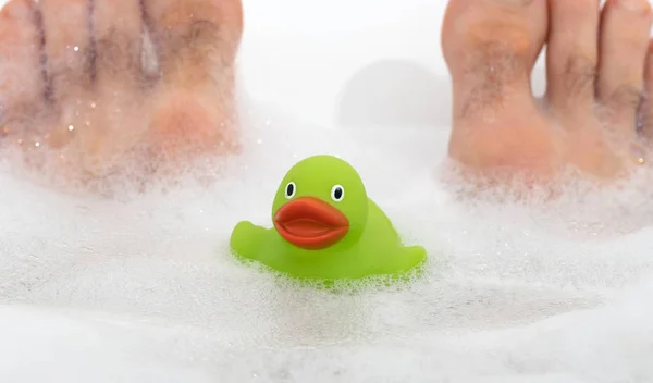 浴缸里的成年人 橡胶鸭 有选择的焦点 — 图库照片