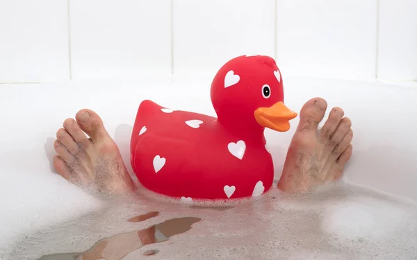 Pieds Homme Dans Une Baignoire Avec Grand Canard Caoutchouc Mise — Photo