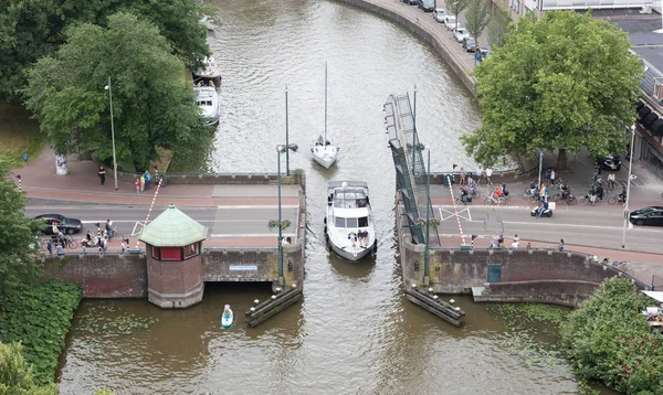 Leeuwarden Ολλανδία Ιουνίου 2018 Ανοιχτή Γέφυρα Στις Ολλανδικές Πλωτές Οδούς — Φωτογραφία Αρχείου