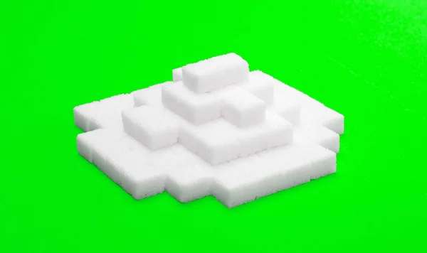 緑に隔離された砂糖のキューブの山 — ストック写真
