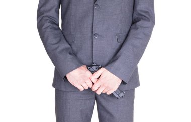 Silahlı, silahlı, beyaz giysili bir adam.