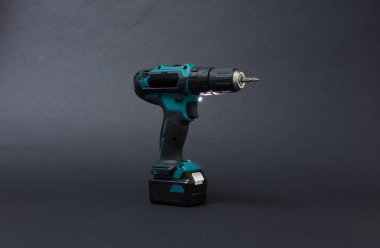 Kablosuz tornavida ya da matkap siyah arkaplanda izole edilmiş.