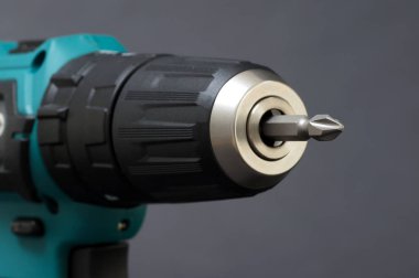 Kablosuz tornavida ya da matkap siyah arkaplanda izole edilmiş.