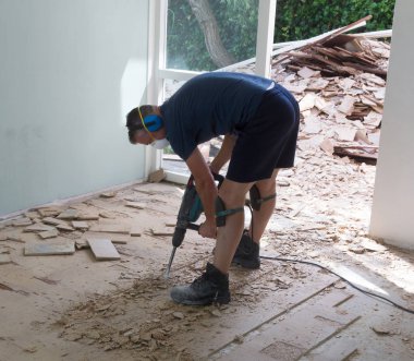 İnşaat konsepti - Kaya matkabı, yonga tahtasını yerden kaldırmak - seçici odak