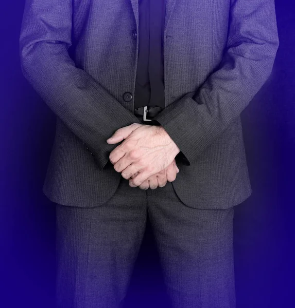 Geschäftsmann Mit Gefalteten Händen Grauer Anzug — Stockfoto