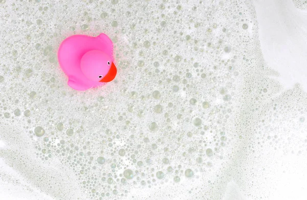 Canard Rose Dans Une Baignoire Entouré Savon — Photo