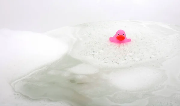 粉红鸭在浴缸里 四周都是肥皂 — 图库照片
