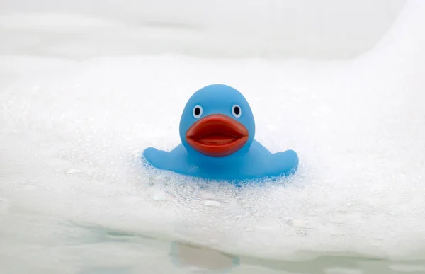 Pato Azul Una Bañera Rodeado Jabón —  Fotos de Stock