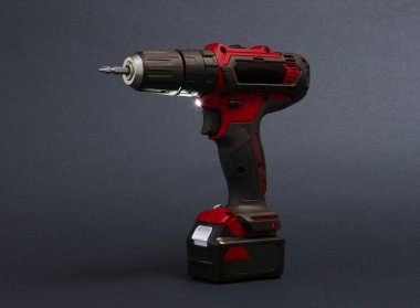 Kablosuz tornavida ya da matkap siyah arkaplanda izole edilmiş.