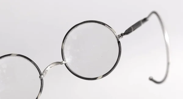Eski Gözlükler Yirminci Yüzyılın Başlarından Izole Edilmiş — Stok fotoğraf