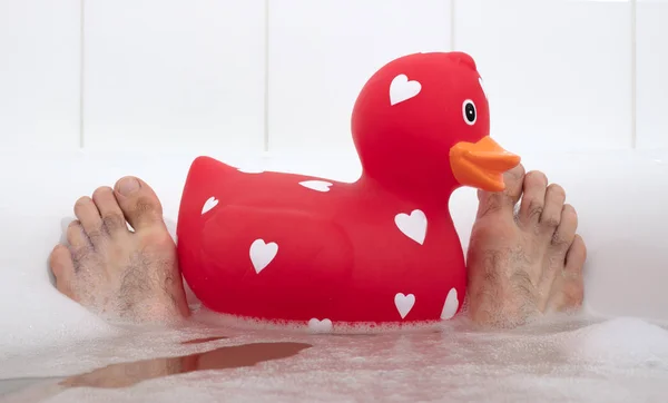 Férfi Láb Egy Fürdőkádban Nagy Gumikacsával Szelektív Fókusz — Stock Fotó