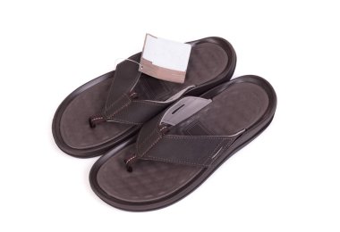 Bir çift yeni terlik, beyaz üzerine izole edilmiş.