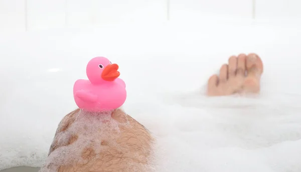 男人的脚在明亮的白色浴缸里 有选择地专注于脚趾 — 图库照片