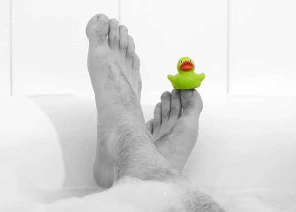 Los Pies Los Hombres Una Bañera Blanca Brillante Enfoque Selectivo — Foto de Stock