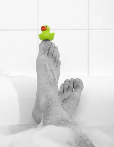 Los Pies Los Hombres Una Bañera Blanca Brillante Enfoque Selectivo — Foto de Stock