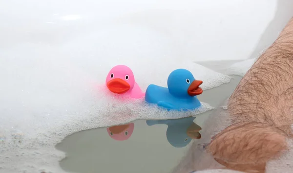 Los Pies Los Hombres Una Bañera Blanca Brillante Enfoque Selectivo —  Fotos de Stock