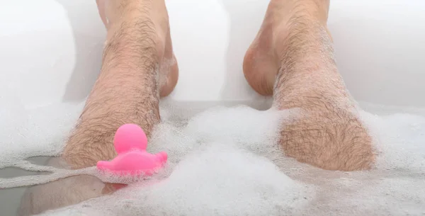 Les Pieds Des Hommes Dans Une Baignoire Blanche Lumineuse Accent — Photo