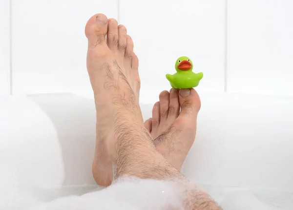욕조에 남자들의 선택적으로 발가락에 초점을 맞춥니다 — 스톡 사진