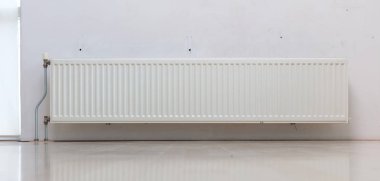 Hollandalı bir evde ısıtma radyatörü, seçici odaklanma