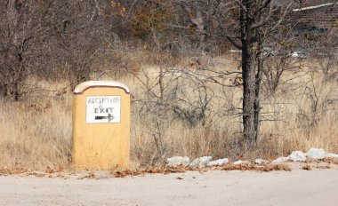 Resepsiyonun solunda ve çıkışın sağında, Botswana 'da bir kamp alanı imzala.