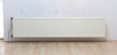 Hollandalı bir evde ısıtma radyatörü, seçici odaklanma