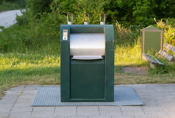 Modern bin in the Netherlands - Access with a card