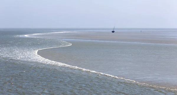 Gestrande Zeilboot Aan Nederlandse Kust — Stockfoto