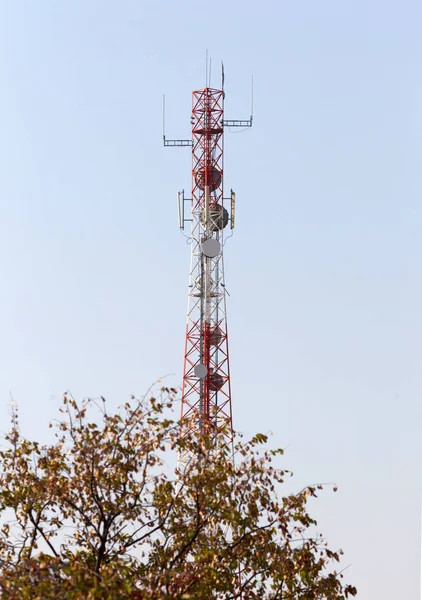 Menara Telepon Seluler Atau Situs Seluler Dengan Latar Belakang Langit — Stok Foto