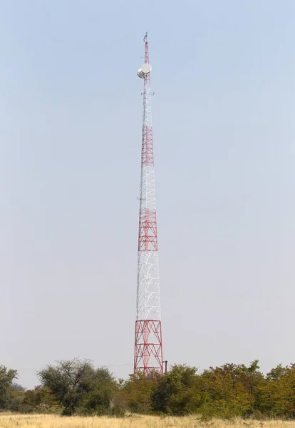 Πύργος Κινητής Τηλεφωνίας Τοποθεσία Κινητής Τηλεφωνίας Φόντο Γαλάζιο Του Ουρανού — Φωτογραφία Αρχείου