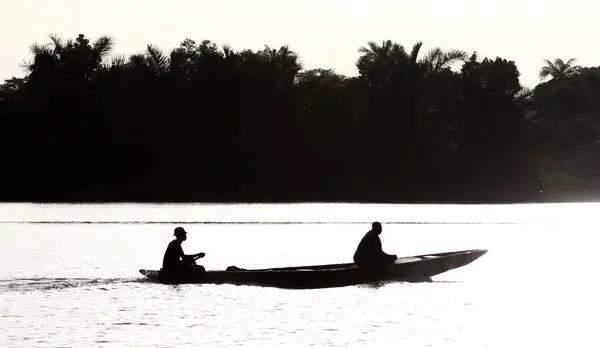 川の上の小さなボートのシルエット ガンビア — ストック写真