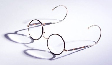 Eski gözlükler yirminci yüzyılın başlarından izole edilmiş.