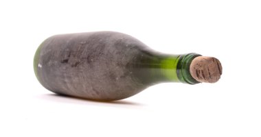 Eski bir şişe şarap, tozla kaplı, seçici odaklı, beyaz üzerine izole edilmiş.
