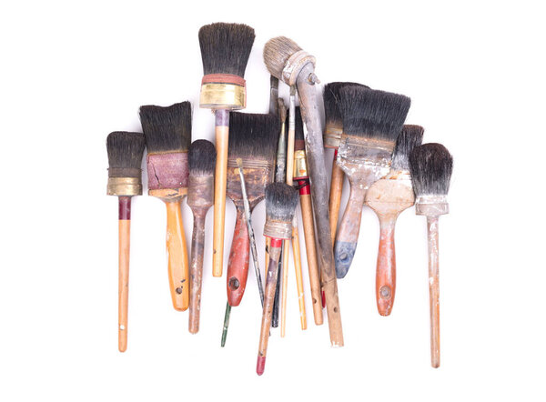 Старые и использованные кисти краски, на белом фоне