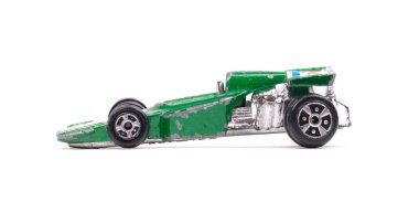 Yeşil metal oyuncak araba, yarış arabası, beyaz üzerine izole edilmiş.
