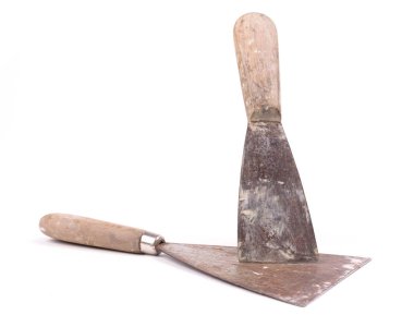 Beyaz arka planda izole edilmiş eski macun bıçakları